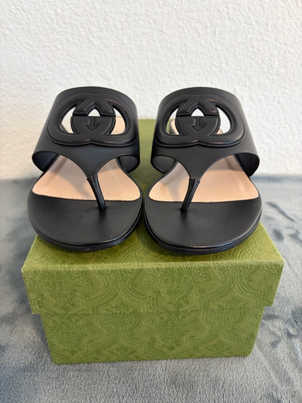Gucci Black Leather Thong Slide Sandals with Beige Insole - Picture 3 of 9